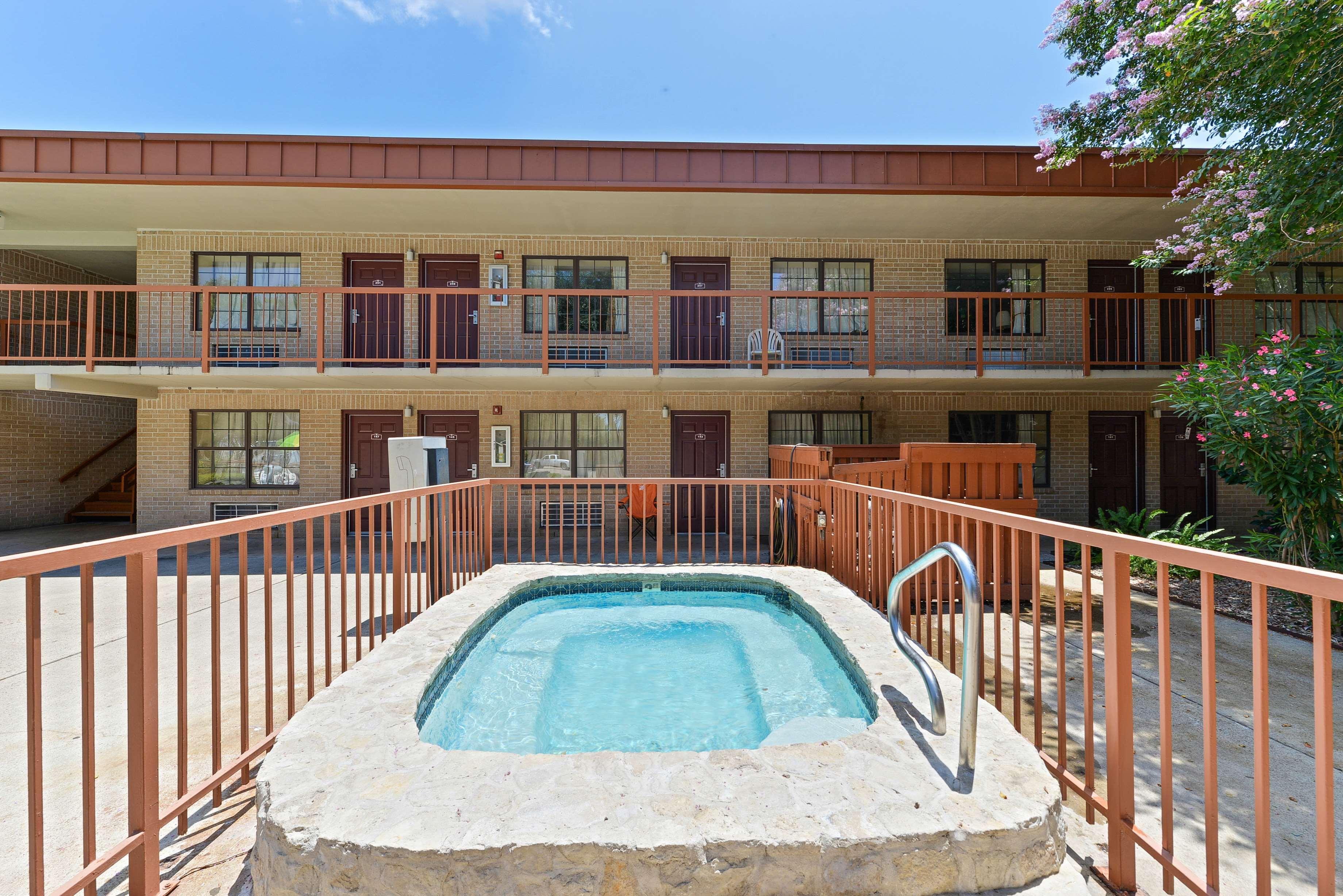 Americas Best Value Inn And Suites Victoria Bagian luar foto