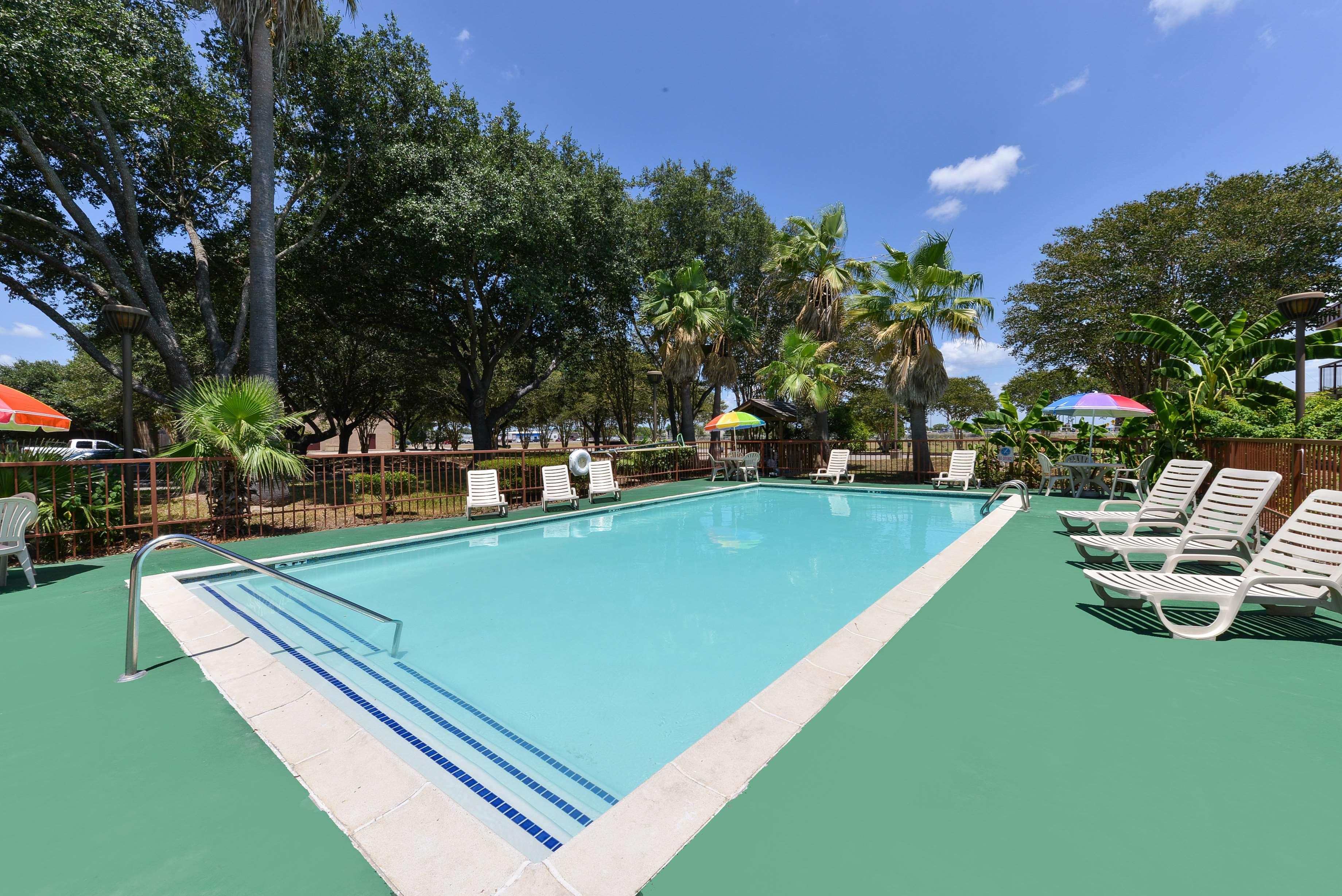 Americas Best Value Inn And Suites Victoria Bagian luar foto